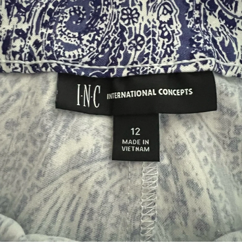 INC Blue Paisley Women's Shorts with pockets stretchy - Picture 3 of 4